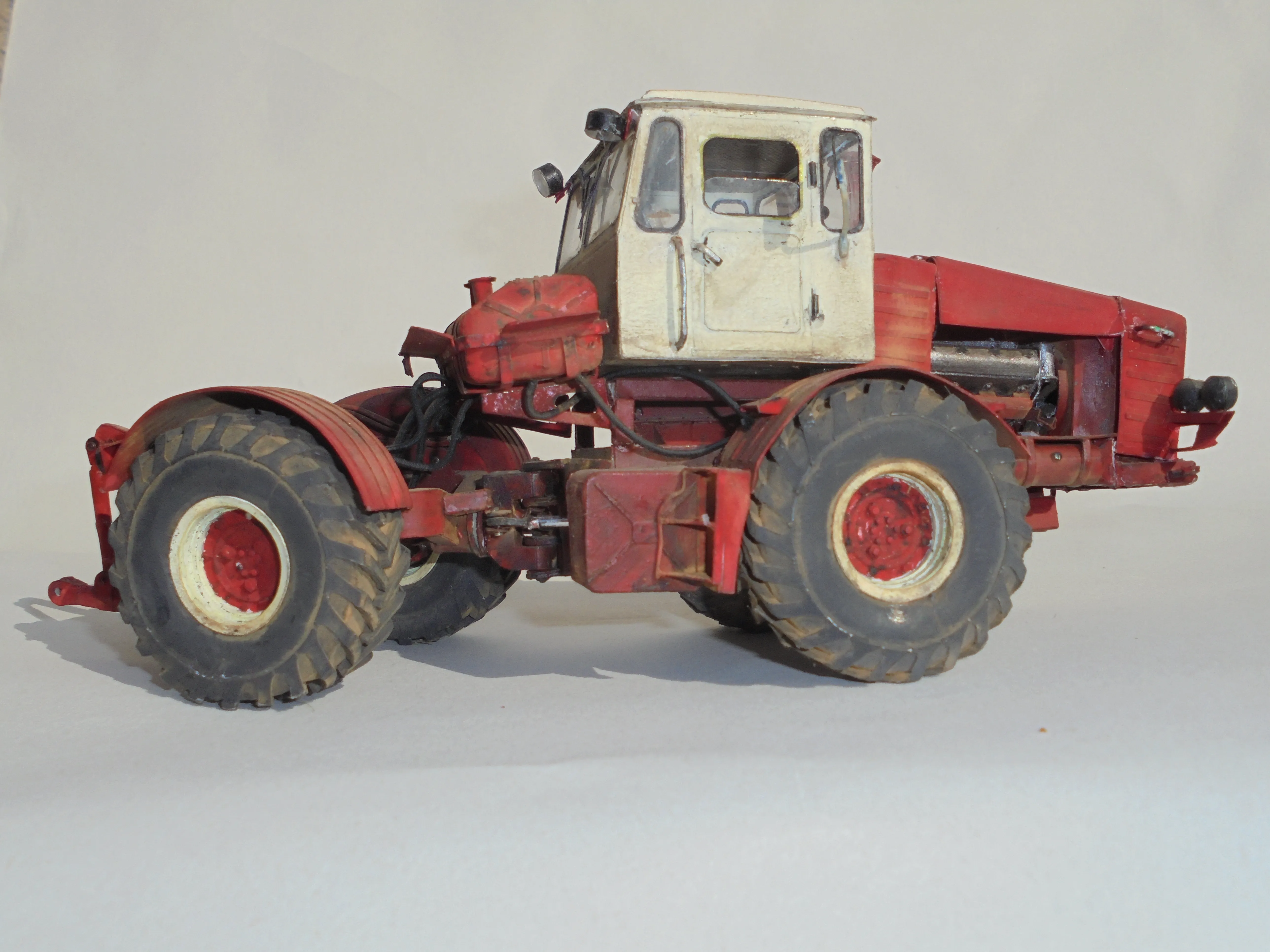 Ťažkotonážny kĺbový traktor Kirovec K-700